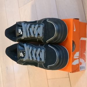 LIKE NEW NIKE AIR SIZE 6 KIDS/MENS/ 7.5 WOMENS